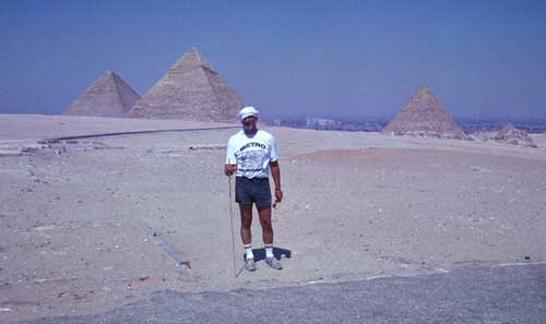 Romantic traveler at Giza. ©2004, UrbisMedia