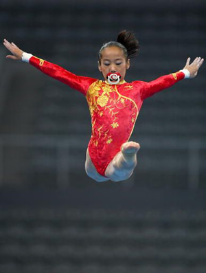Deng Linlin forgets to remove pacifier before balance beam exercise.