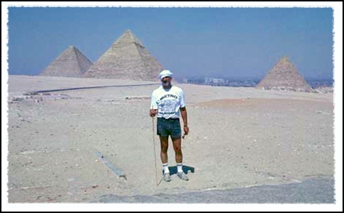 American traveler on the Giza plateau © UrbisMedia 1989